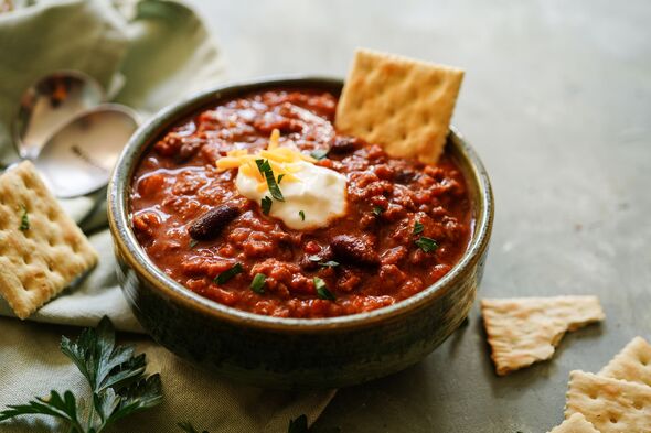 BEEF CHILI & CRACKERS